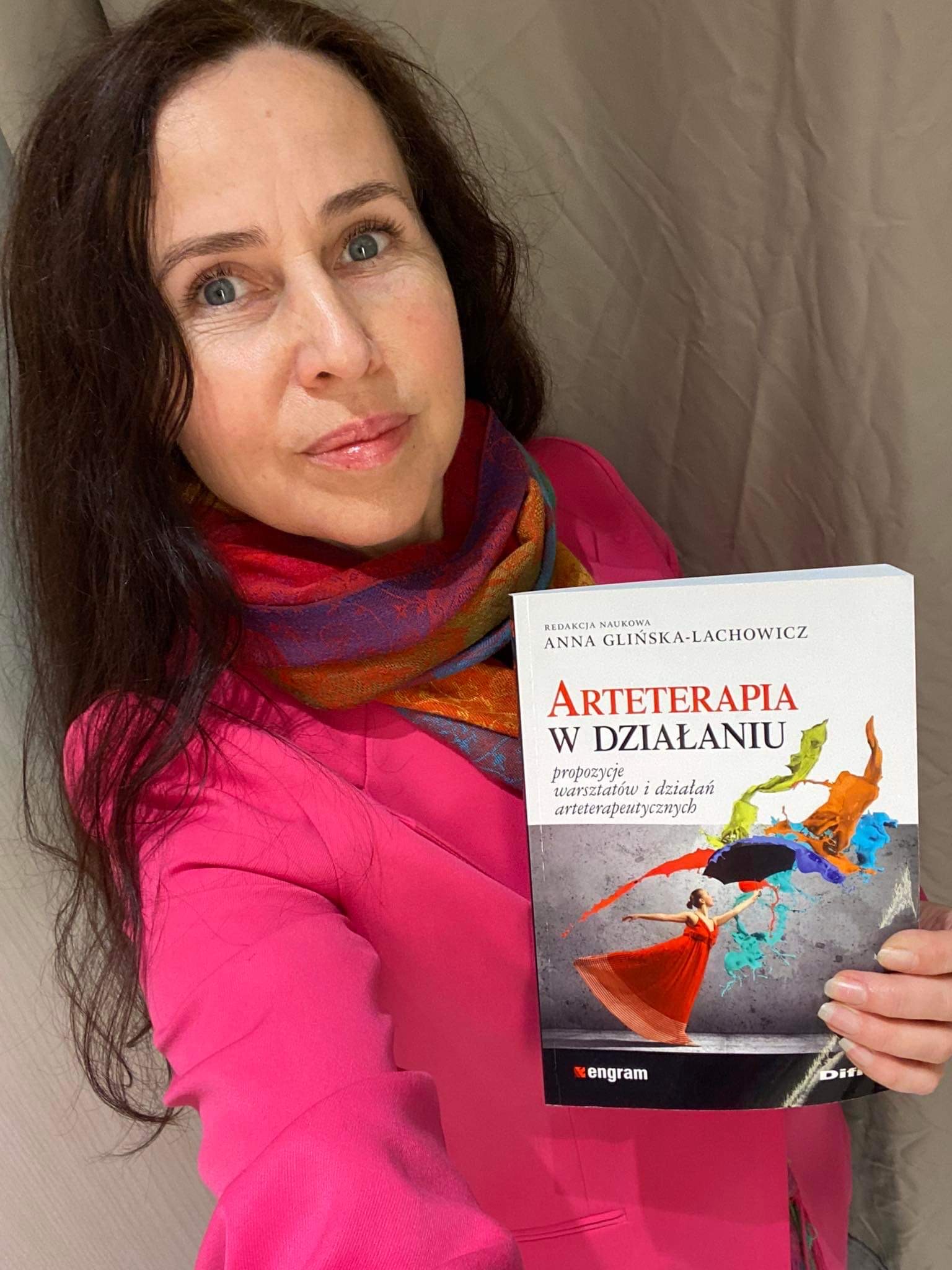 Dr Anna Glińska-Lachowicz z książką Arteterapia w działaniu